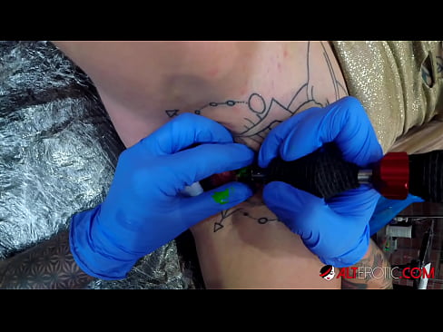 ❤️ Sully Savage, une chaudasse extrêmement tatouée, s'est fait tatouer le clitoris. ️ Vidéo anal at fr.sexvideosex.top ❌❤